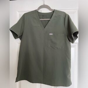 Figs Catarina One-Pocket Scrub Top in Moss